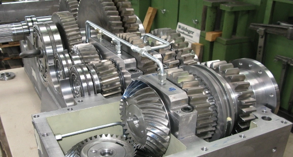 Geöffnetes Industriegetriebe mit Zahnrädern