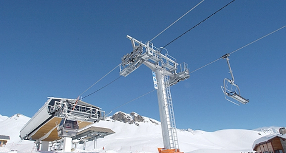 Seilbahnanlage im Skigebiet